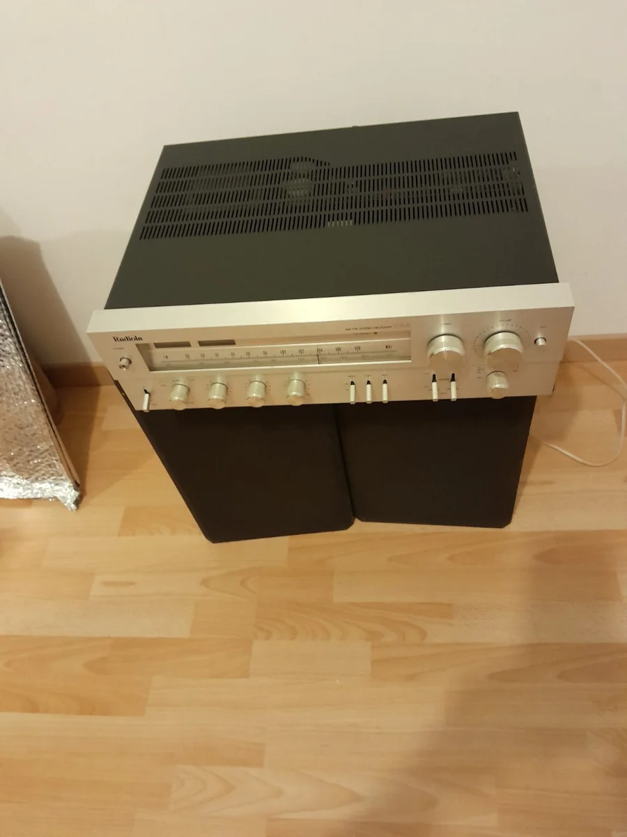 Platine radio Radiola avec 2 enceintes. 