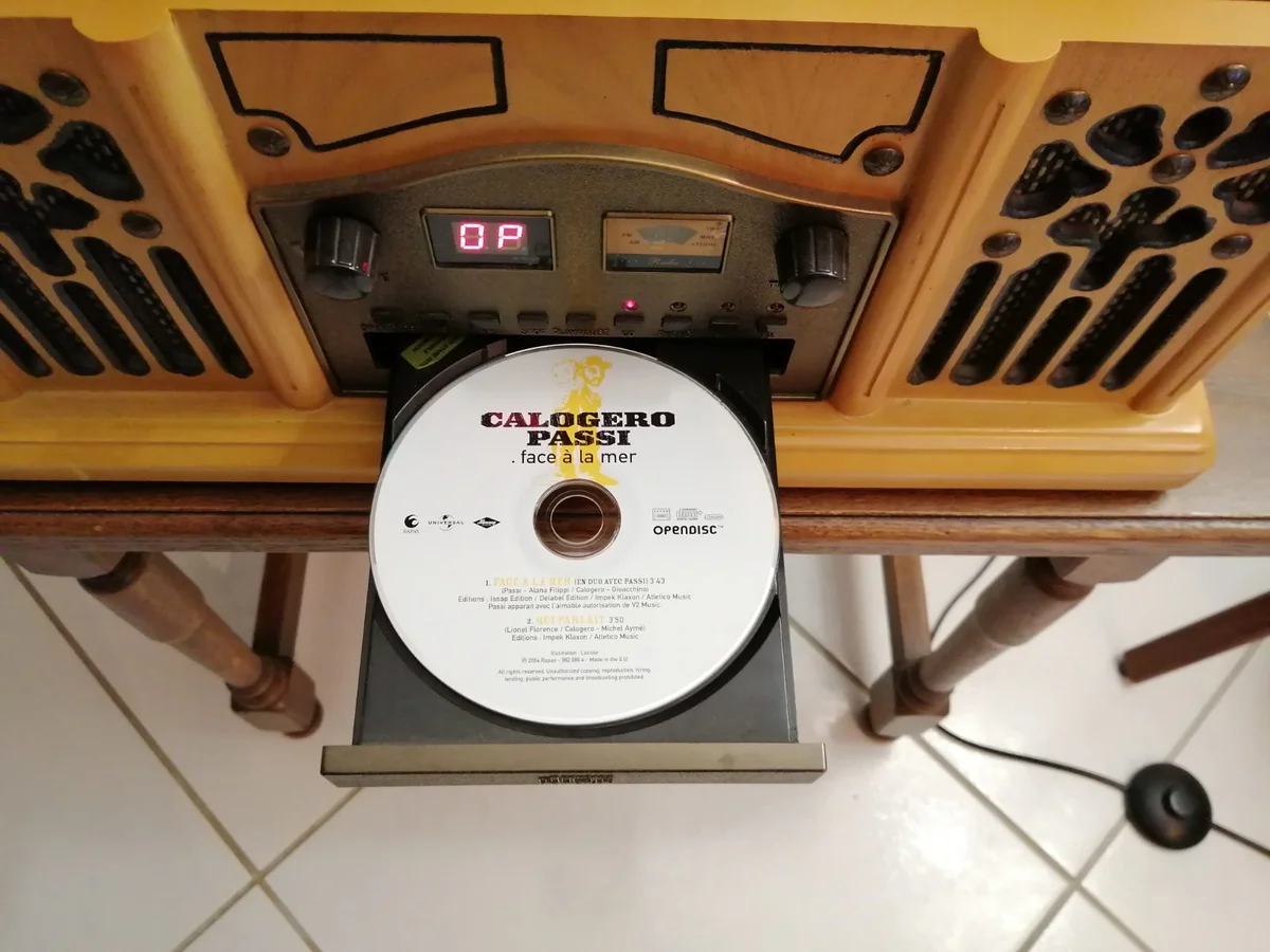 Chaîne audio style rétro.  - Miniature 3