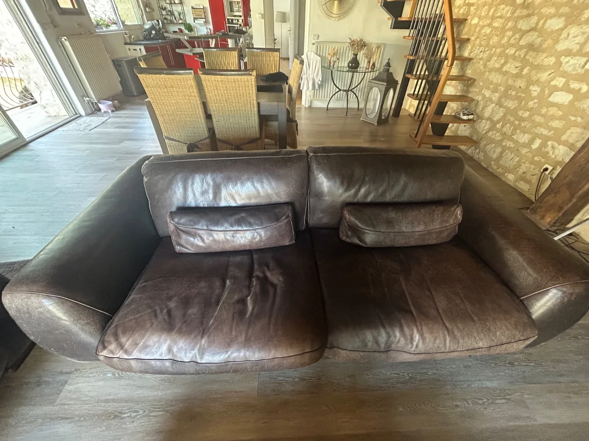 À vendre : deux canapés en cuir marron
